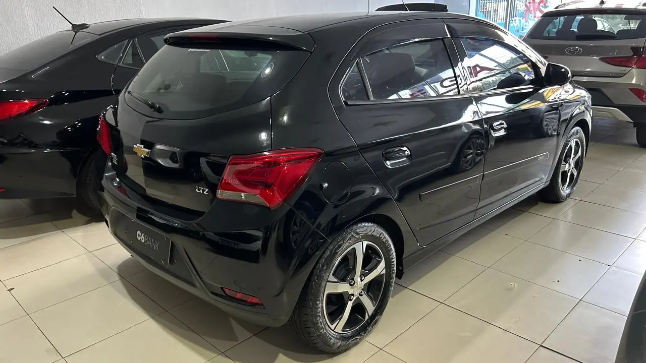 CHEVROLET Onix Hatch - Foto