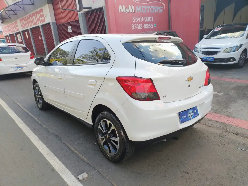 CHEVROLET Onix Hatch - Foto