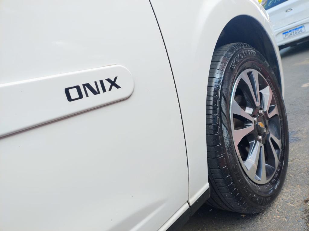 CHEVROLET Onix Hatch - Foto