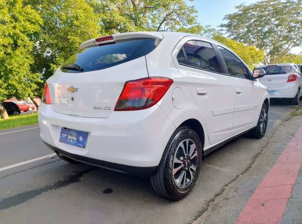 CHEVROLET Onix Hatch - Foto