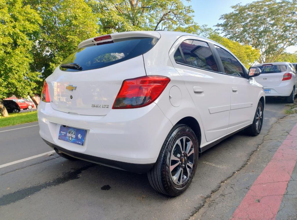CHEVROLET Onix Hatch - Foto