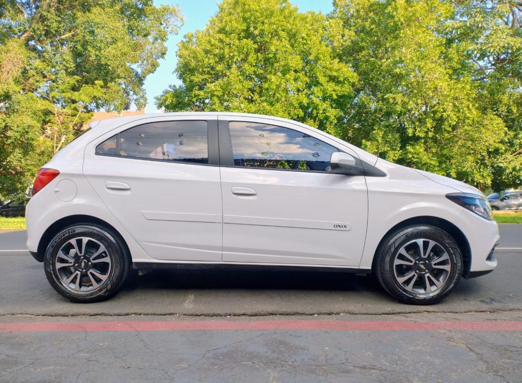 CHEVROLET Onix Hatch - Foto