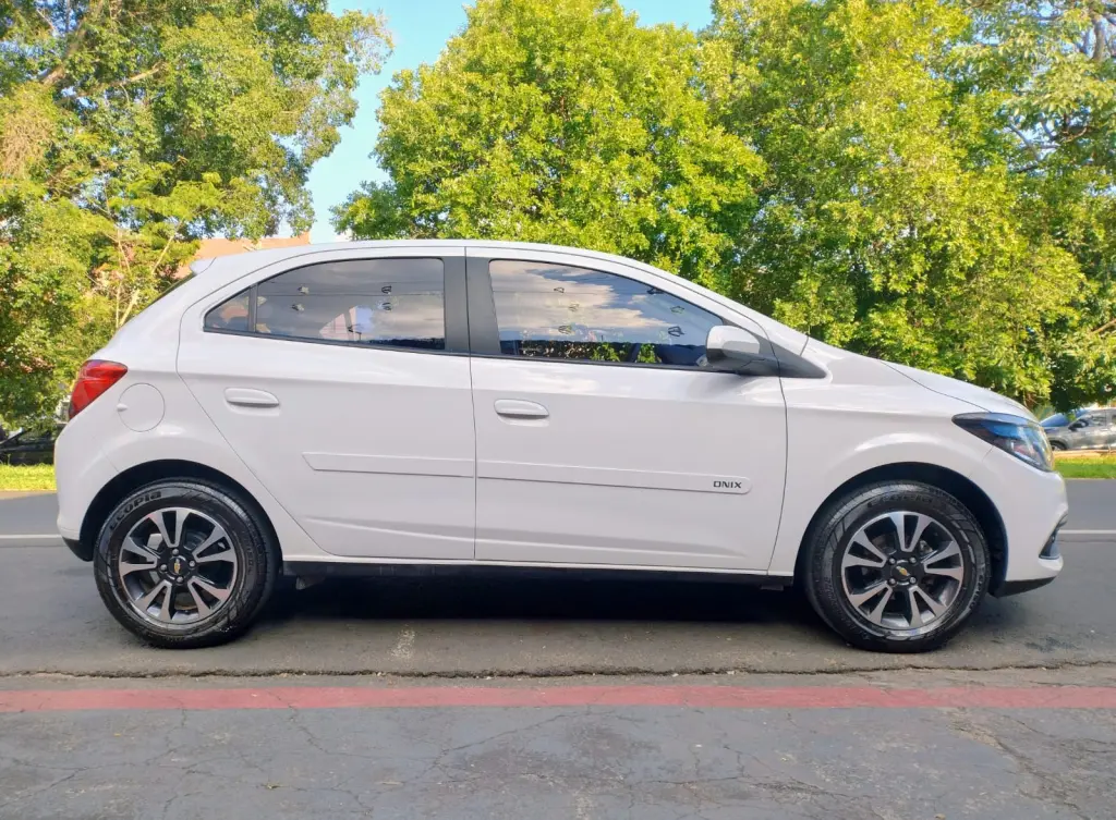 CHEVROLET Onix Hatch - Foto
