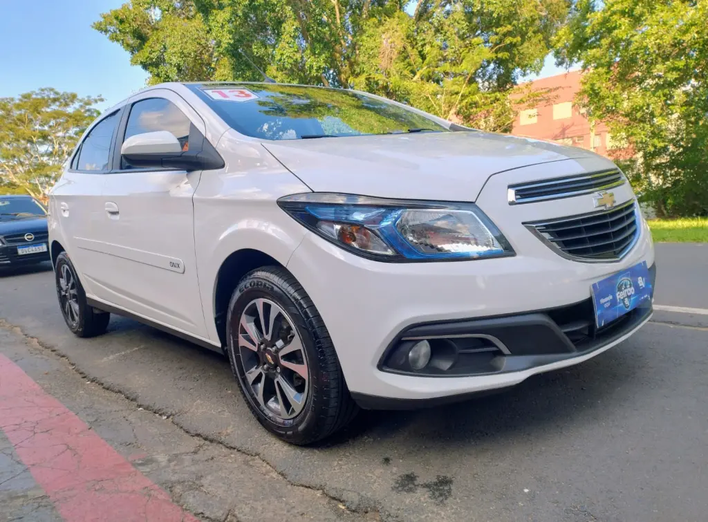 CHEVROLET Onix Hatch - Foto