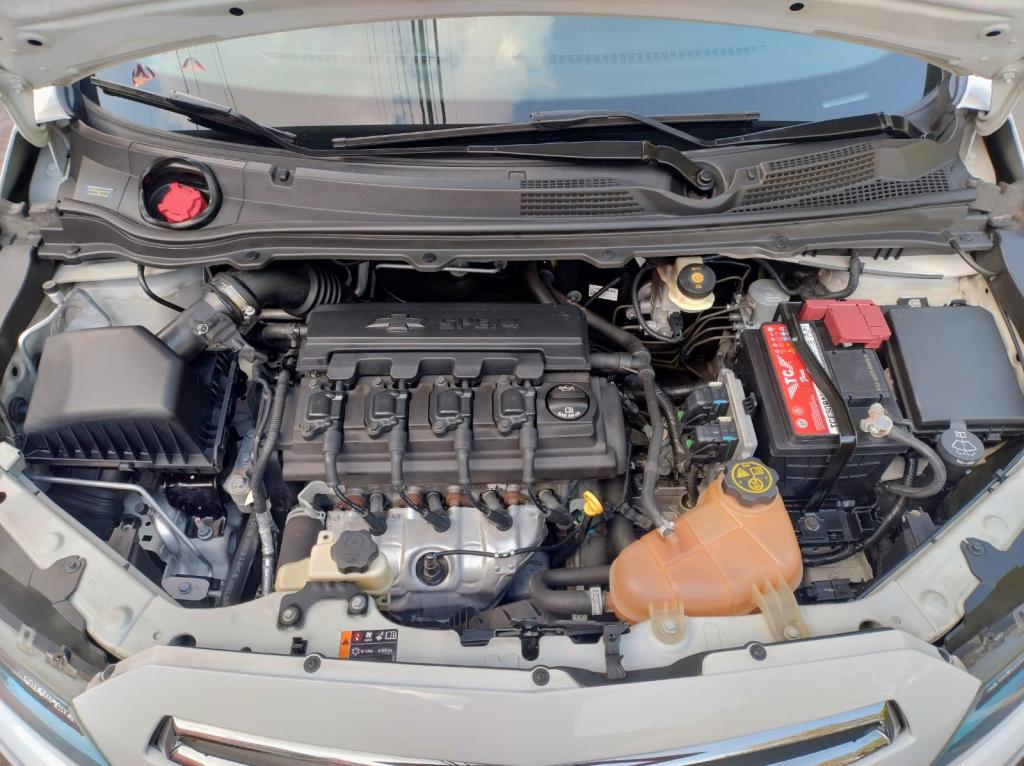 CHEVROLET Onix Hatch - Foto