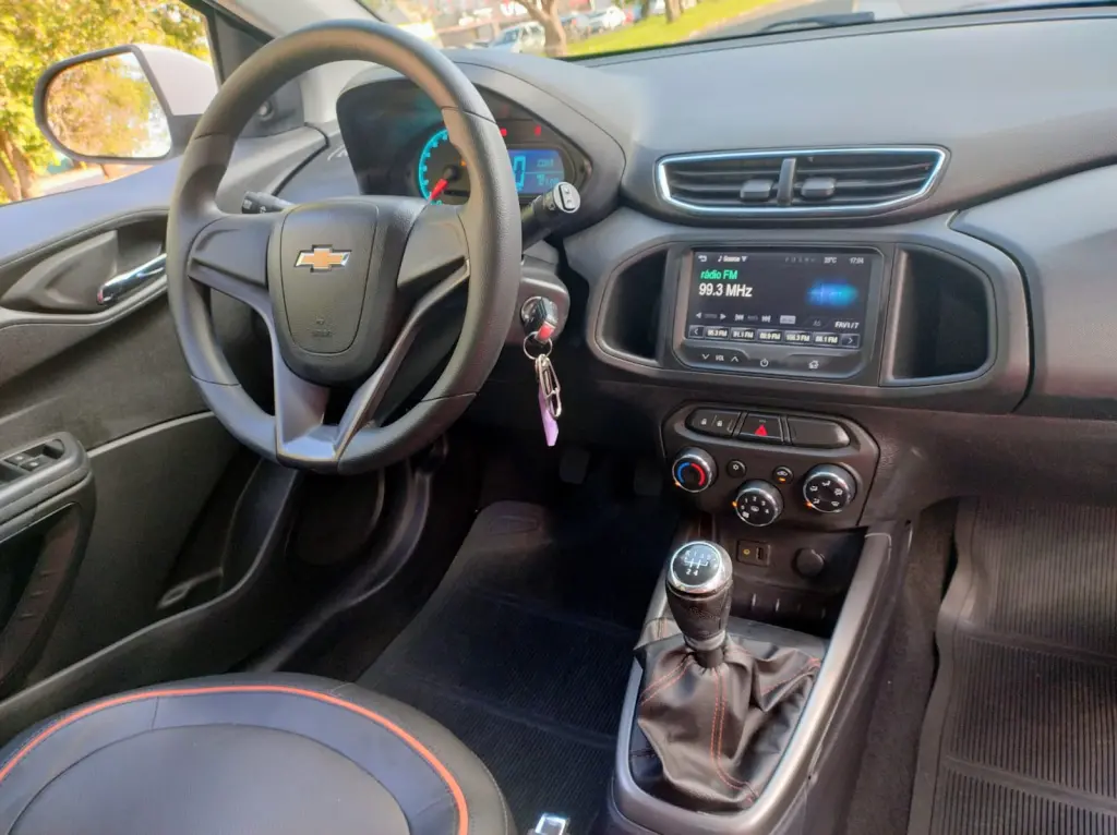 CHEVROLET Onix Hatch - Foto