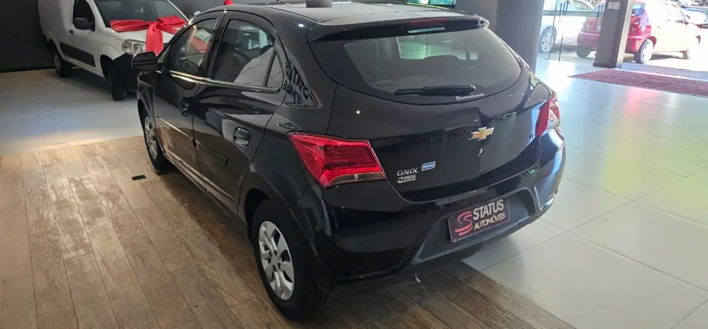 CHEVROLET Onix Hatch - Foto
