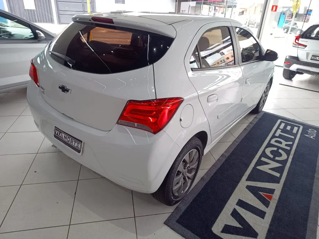 CHEVROLET Onix Hatch - Foto