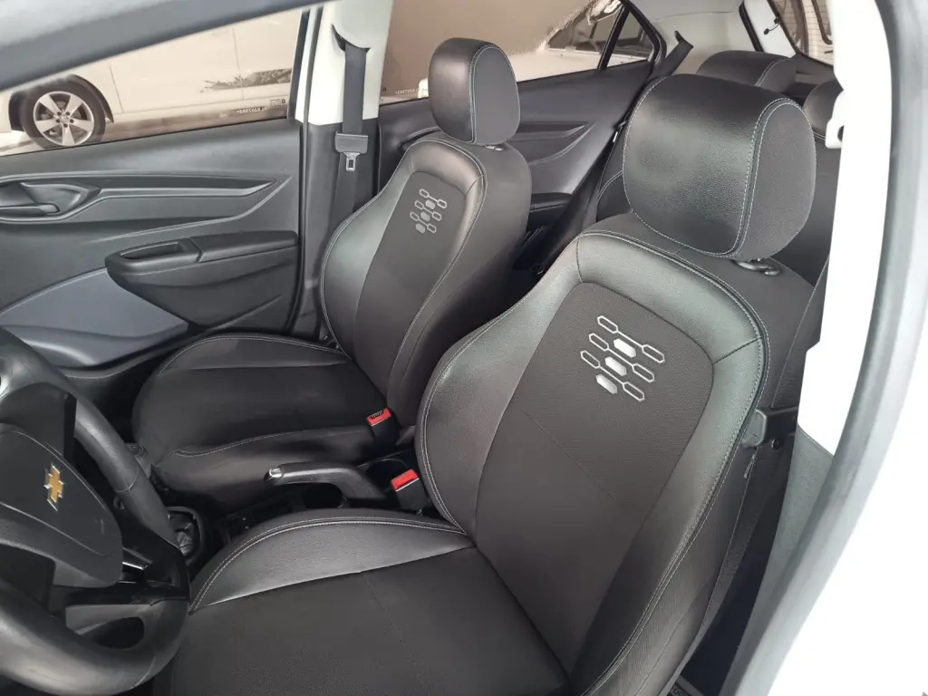 CHEVROLET Onix Hatch - Foto