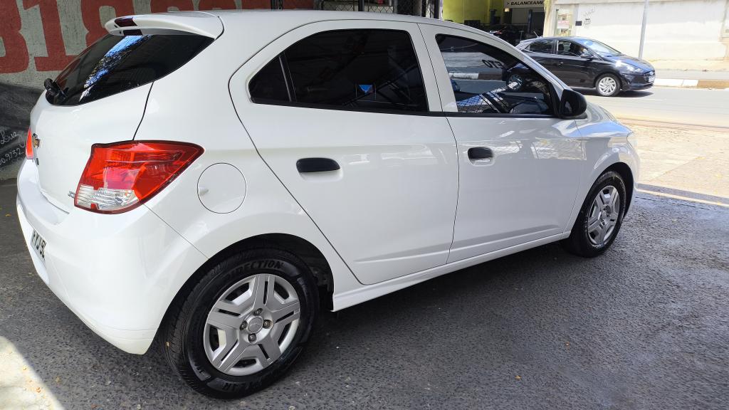 CHEVROLET Onix Hatch - Foto