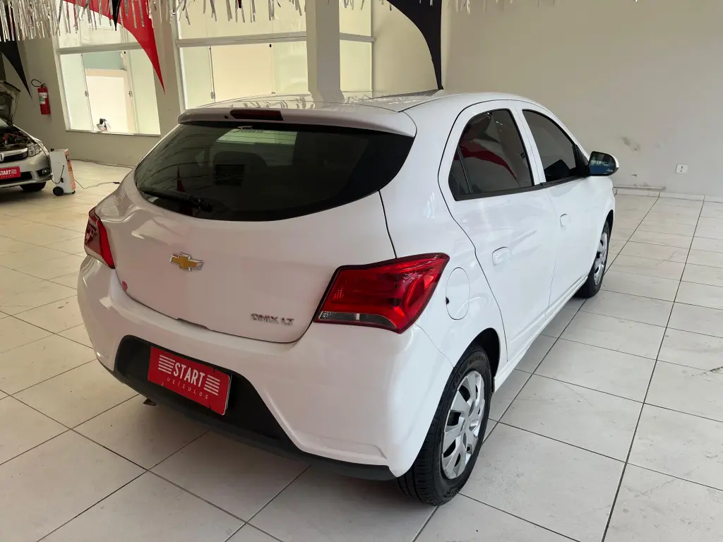 CHEVROLET Onix Hatch - Foto