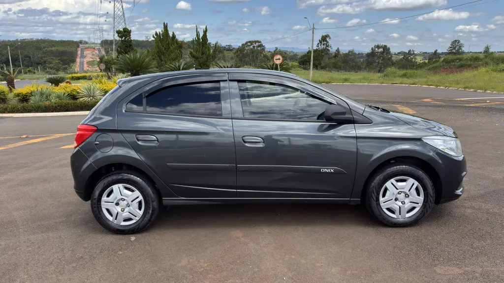 CHEVROLET Onix Hatch - Foto