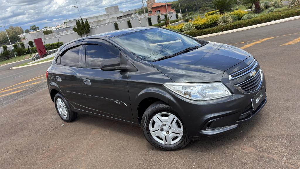 CHEVROLET Onix Hatch - Foto