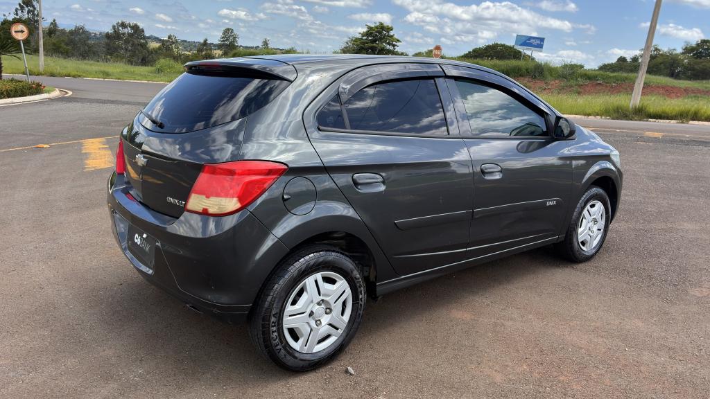 CHEVROLET Onix Hatch - Foto