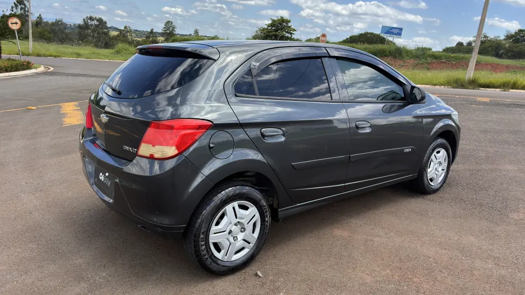 CHEVROLET Onix Hatch - Foto