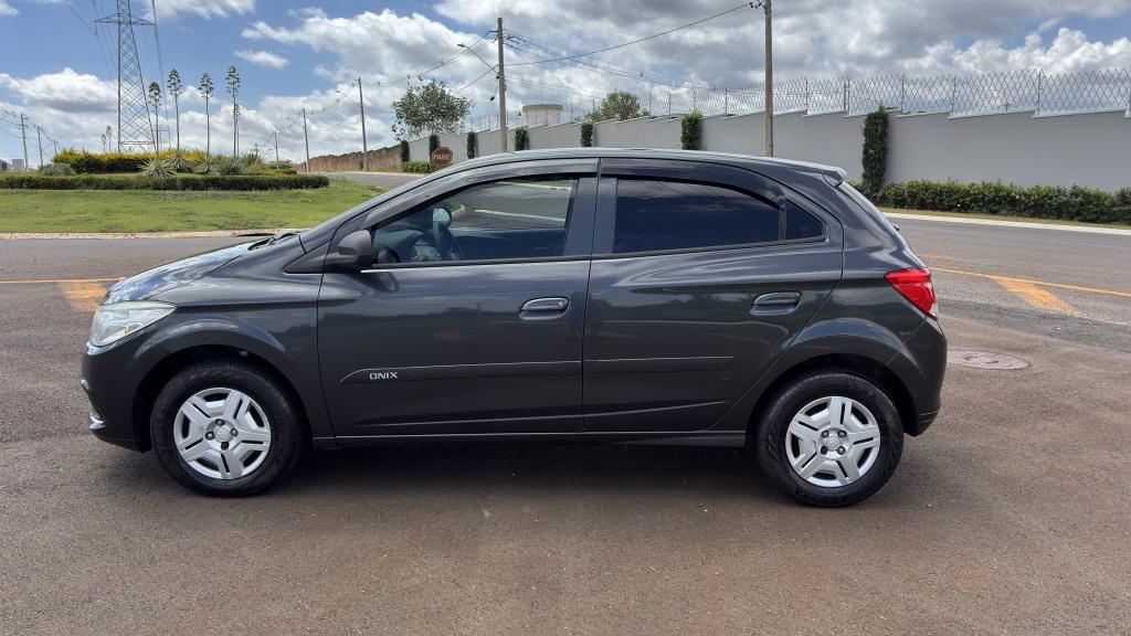 CHEVROLET Onix Hatch - Foto