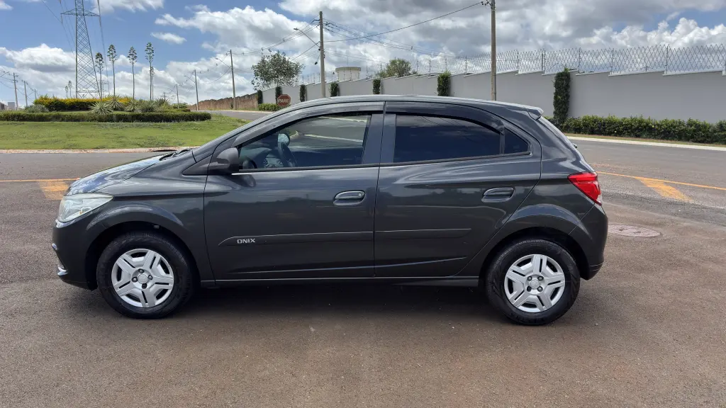 CHEVROLET Onix Hatch - Foto