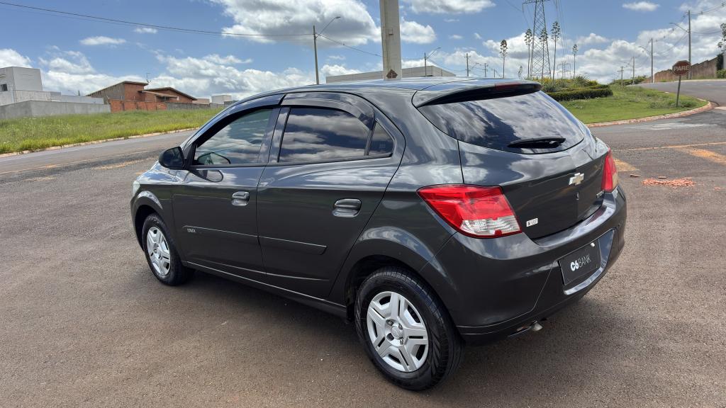 CHEVROLET Onix Hatch - Foto