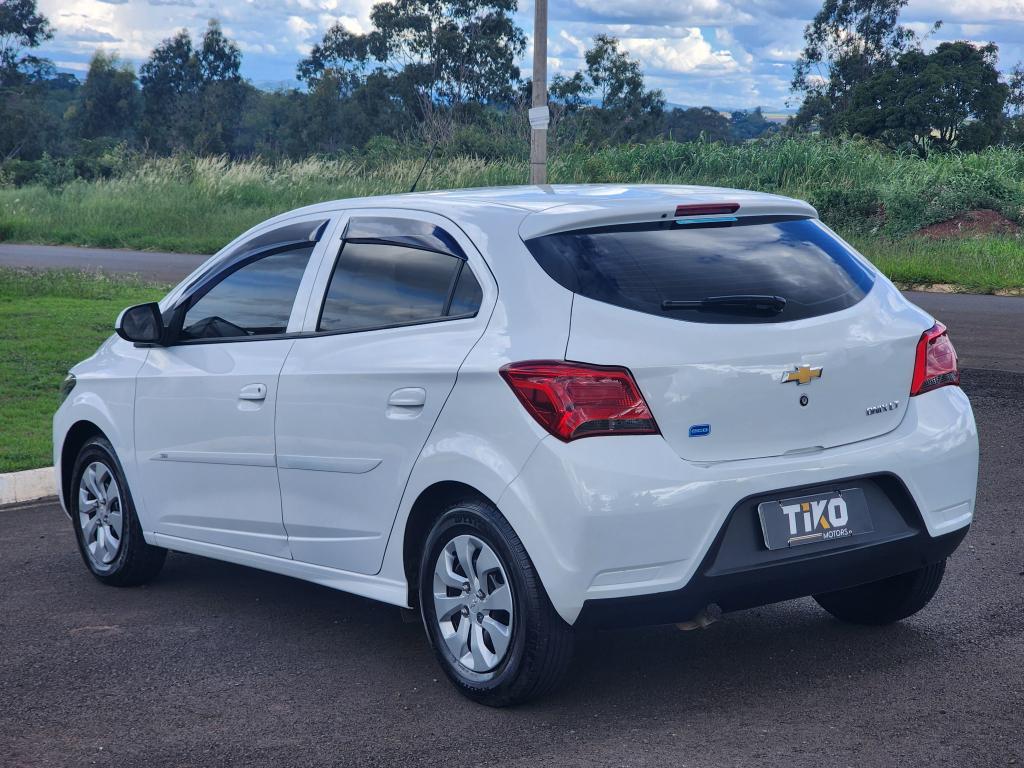 CHEVROLET Onix Hatch - Foto