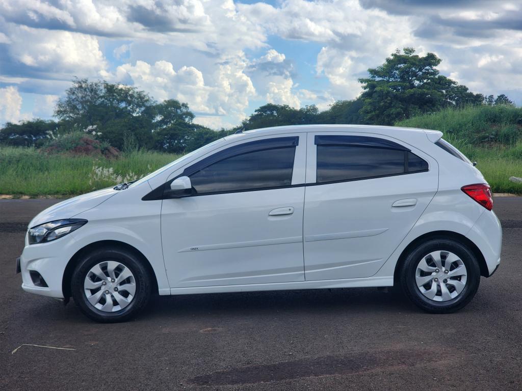 CHEVROLET Onix Hatch - Foto