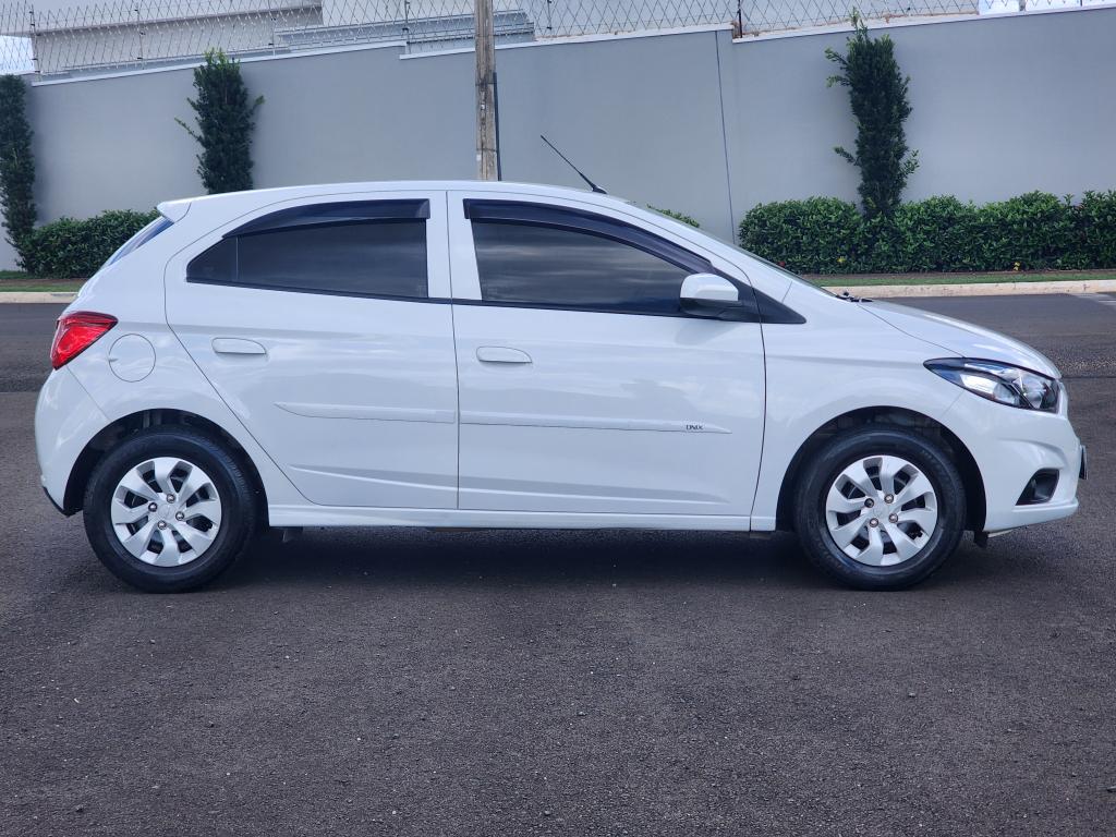 CHEVROLET Onix Hatch - Foto
