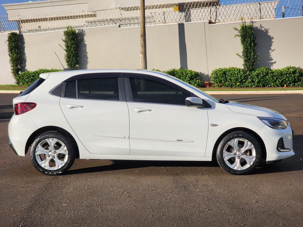 CHEVROLET Onix Hatch - Foto