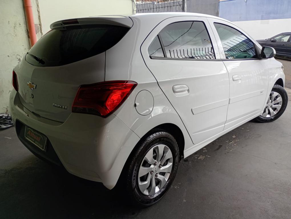 CHEVROLET Onix Hatch - Foto