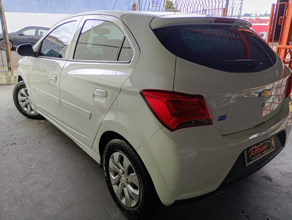 CHEVROLET Onix Hatch - Foto