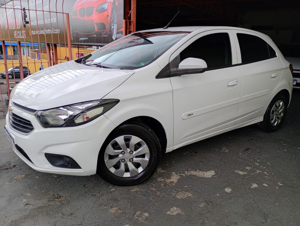 CHEVROLET Onix Hatch - Foto