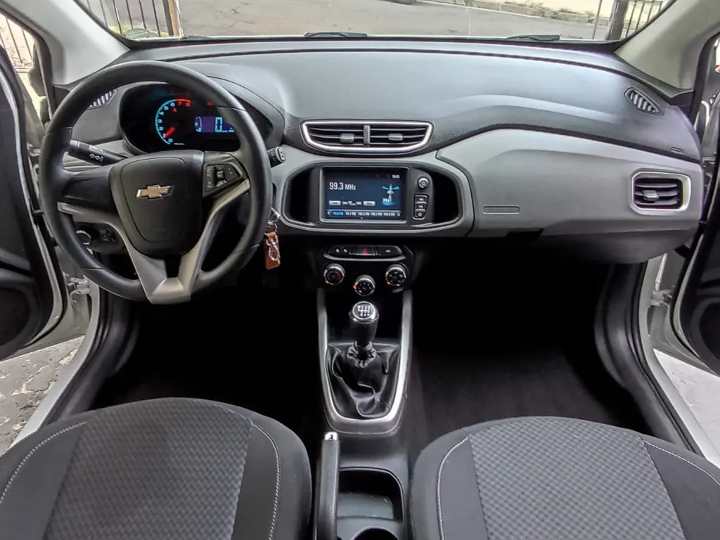 CHEVROLET Onix Hatch - Foto