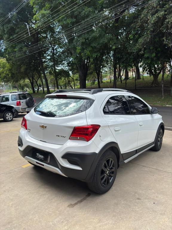 CHEVROLET Onix Hatch - Foto