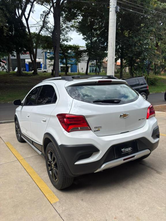 CHEVROLET Onix Hatch - Foto