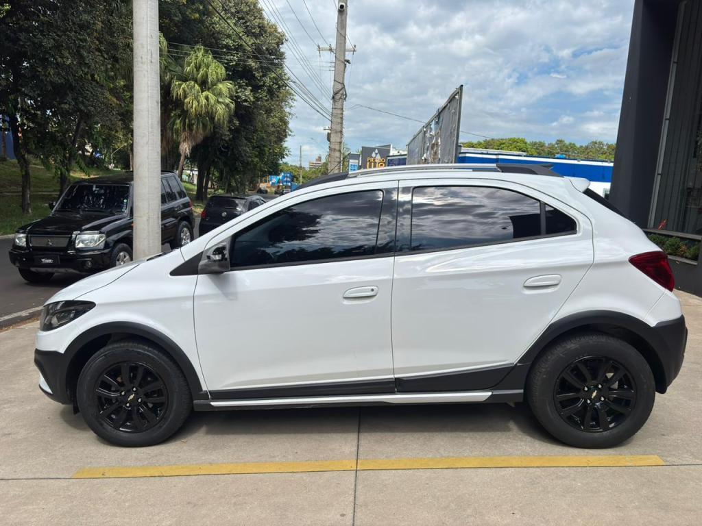 CHEVROLET Onix Hatch - Foto