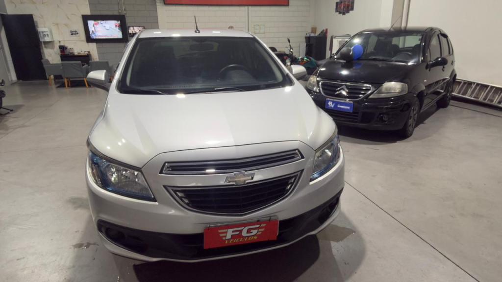 CHEVROLET Onix Hatch - Foto