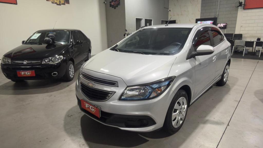 CHEVROLET Onix Hatch - Foto