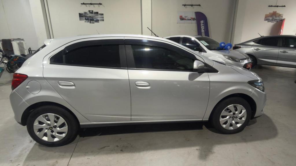 CHEVROLET Onix Hatch - Foto