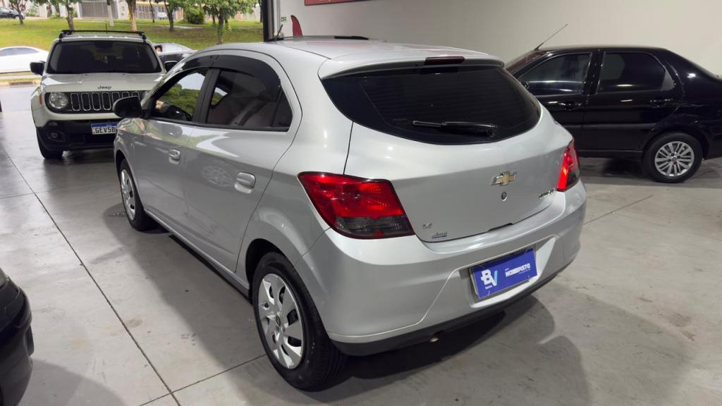 CHEVROLET Onix Hatch - Foto