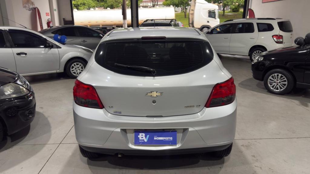 CHEVROLET Onix Hatch - Foto