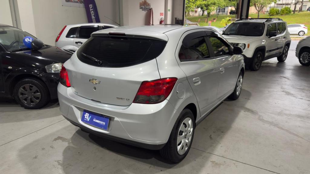 CHEVROLET Onix Hatch - Foto