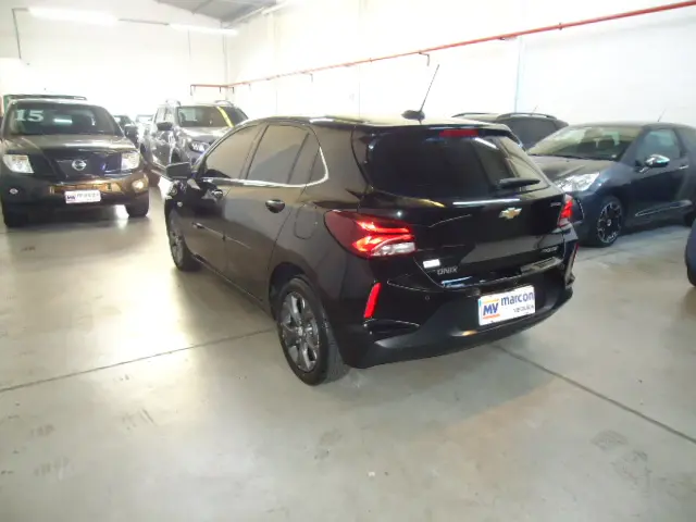CHEVROLET Onix Hatch - Foto