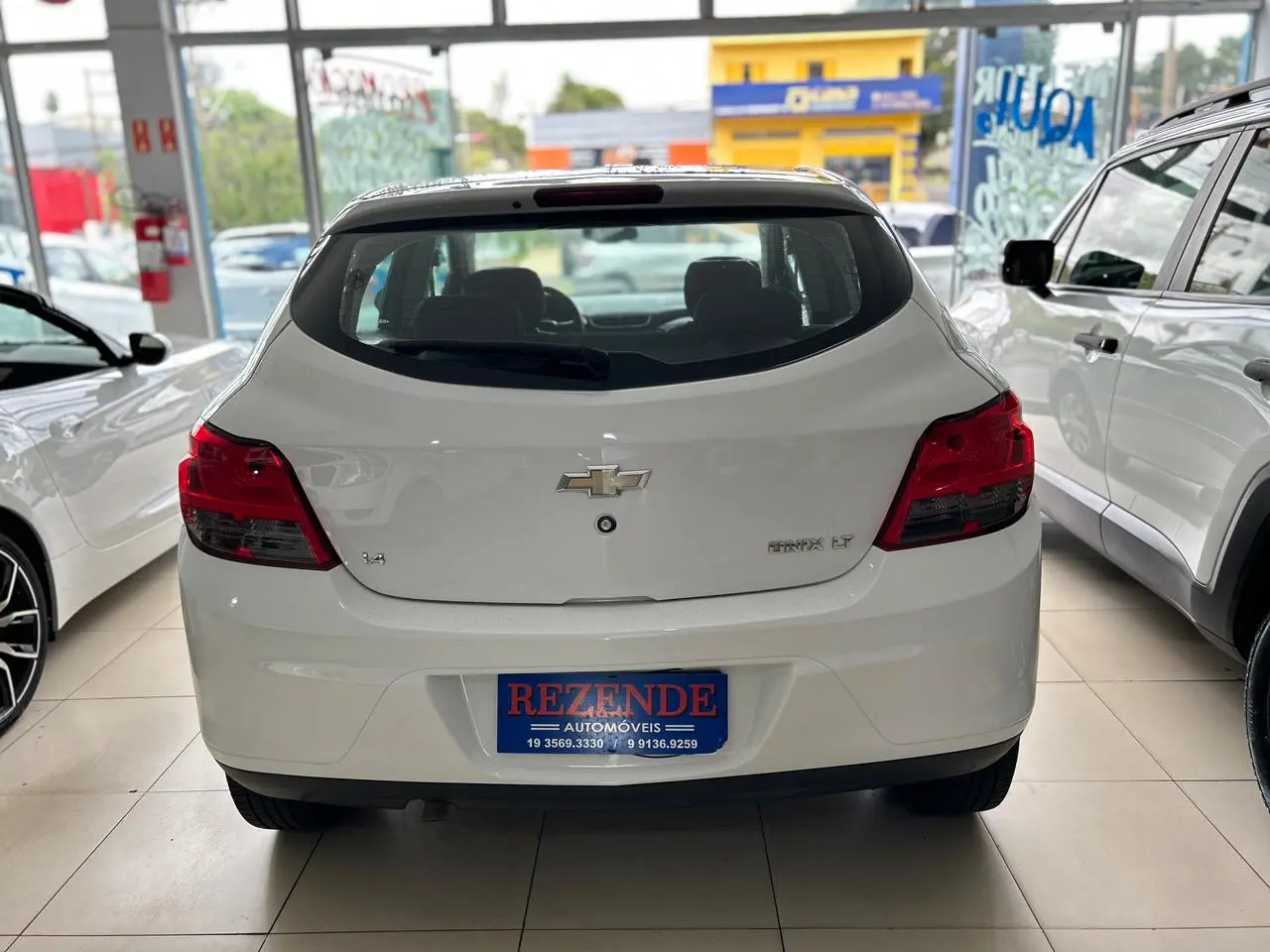 CHEVROLET Onix Hatch - Foto