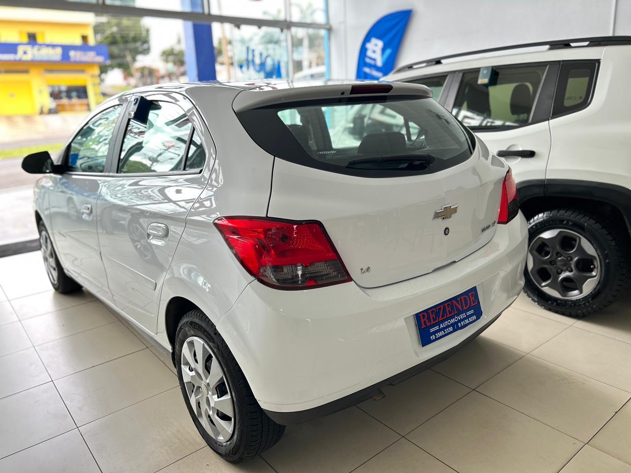 CHEVROLET Onix Hatch - Foto