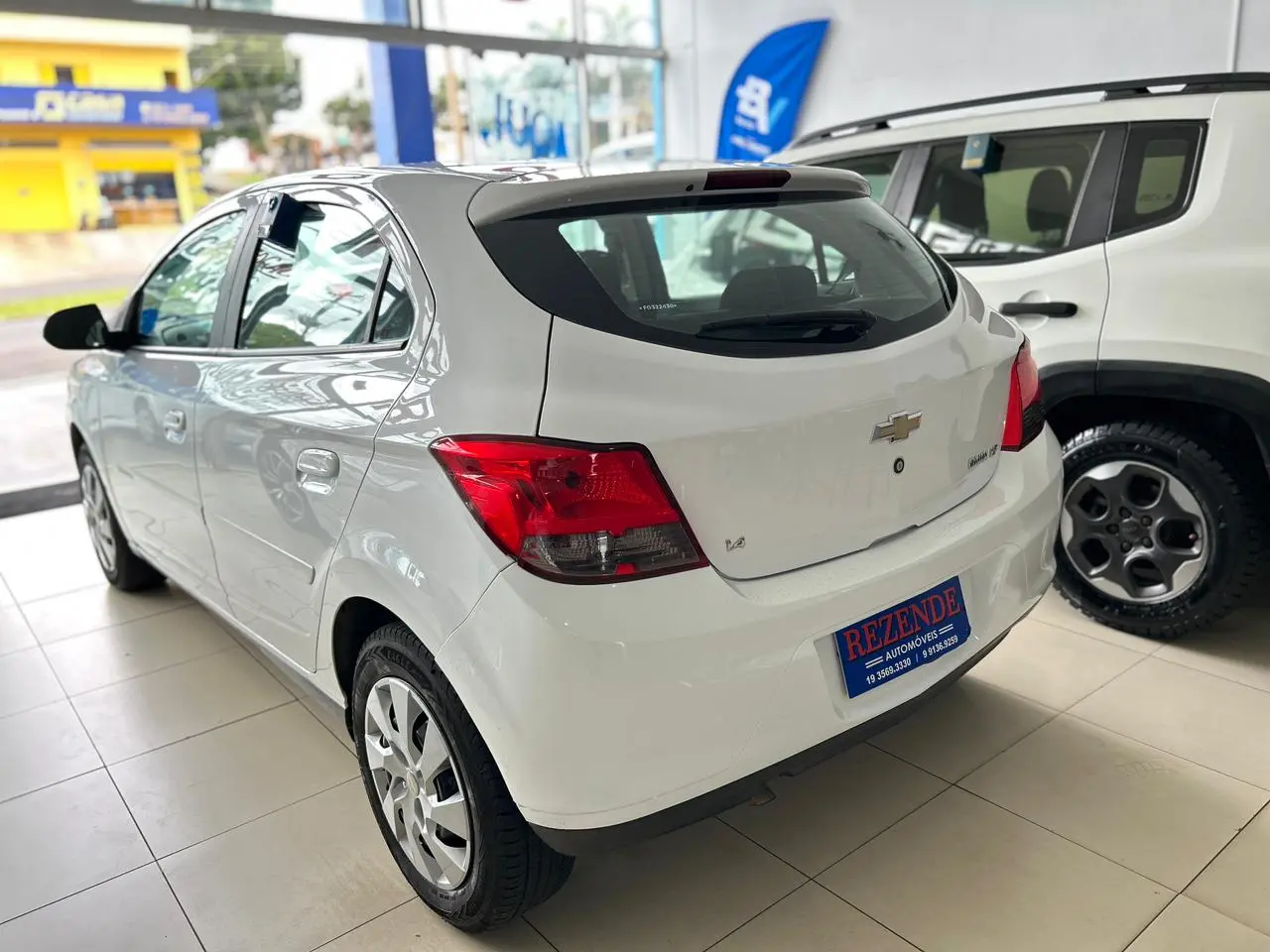 CHEVROLET Onix Hatch - Foto