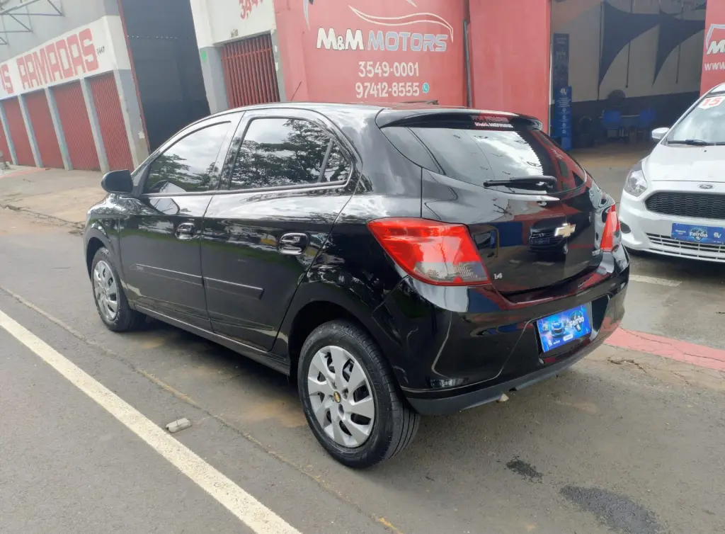 CHEVROLET Onix Hatch - Foto