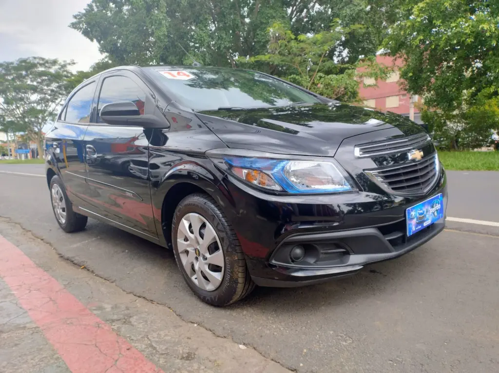 CHEVROLET Onix Hatch - Foto