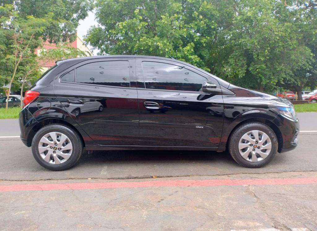 CHEVROLET Onix Hatch - Foto