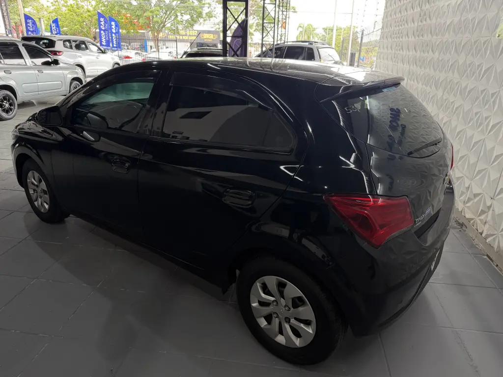 CHEVROLET Onix Hatch - Foto