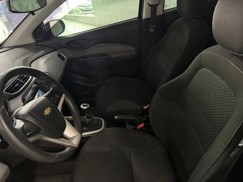 CHEVROLET Onix Hatch - Foto