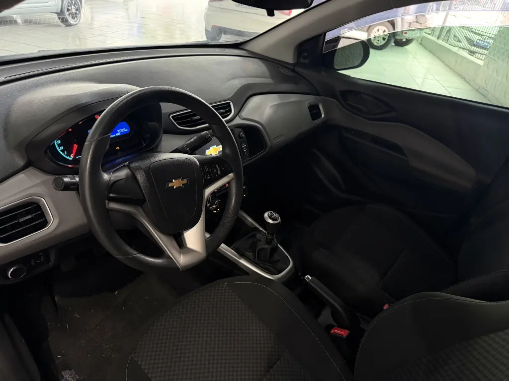 CHEVROLET Onix Hatch - Foto