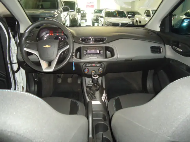 CHEVROLET Onix Hatch - Foto